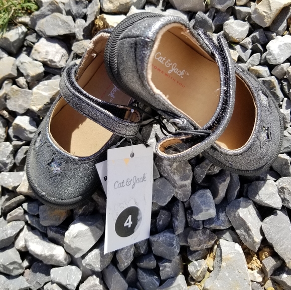 Cat & Jack Kids shoes for Girls.  Size 4. Metallic gray. - Picture 1 of 5
